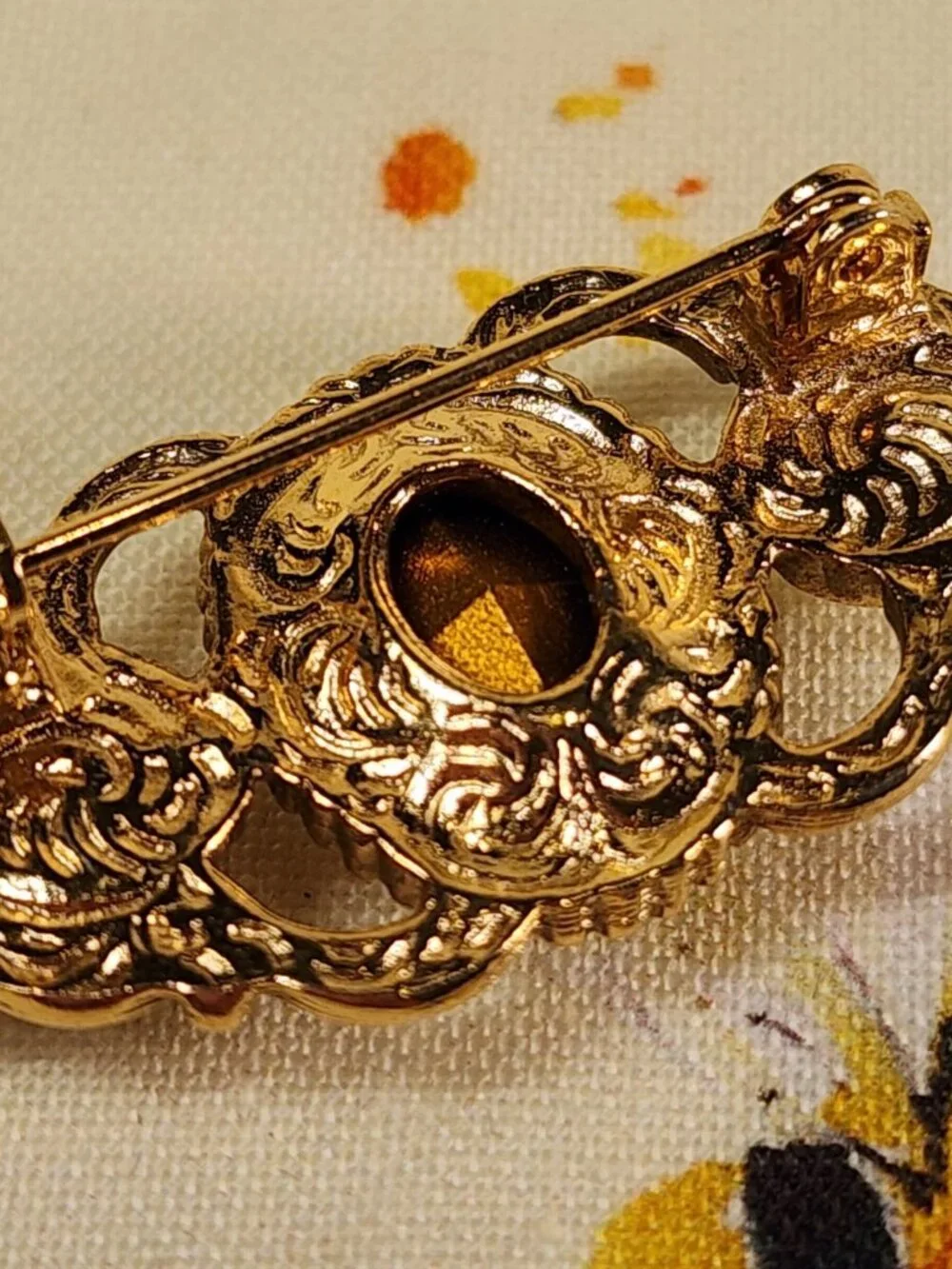 GORGEOUS 1928 Jewelry Company Gold-Tone Victorian Revival Bar Pin Brooch